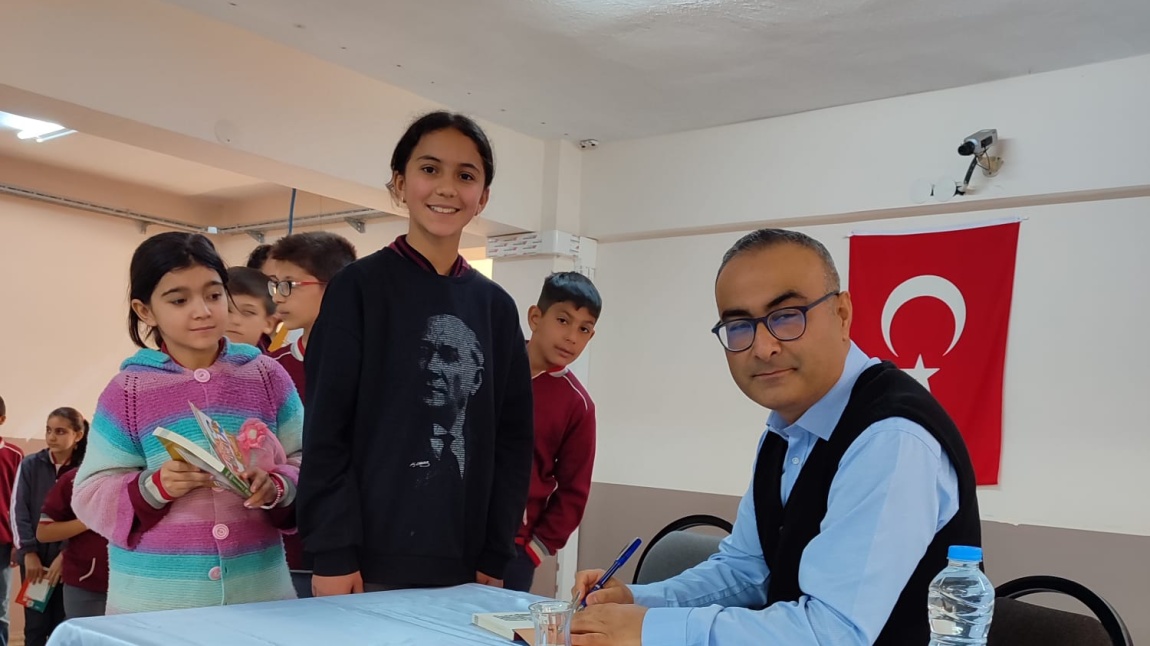 Yeşilhisar okuyor projesi kapsamında okulumuza Mehmet Altıparmak geldi.